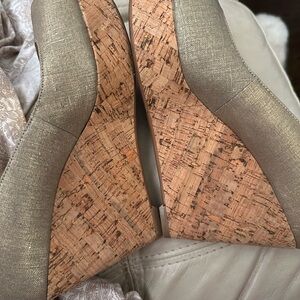 Nine West Gold Peep Toe Heels 8.5M